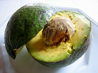 Halbierte Frucht der Avocado mit Kern